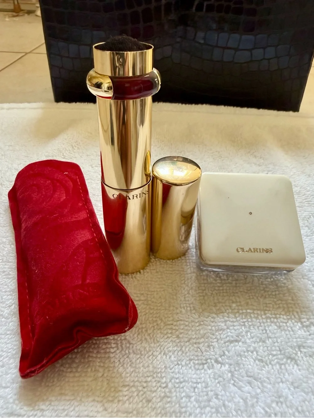 CLARINS: Highlighting Shimmer Powder and Adjustable Nat’l Bristle Travel Brush